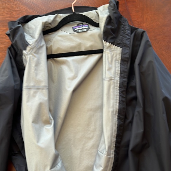Patagonia Torrentshell size Large. I bought last year and it doesn’t fit - Picture 4 of 4